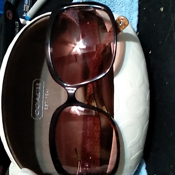 Coach Sunglasses (Scarlett) with Cream colored Coach case - Picture 7 of 7